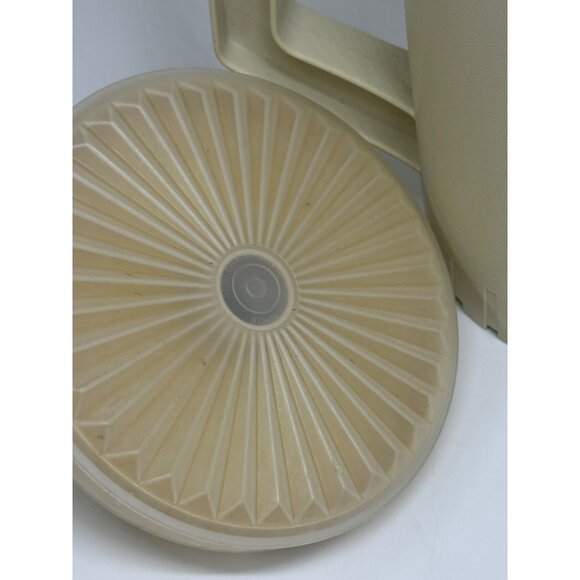 VTG Tupperware Harvest Gold Pitcher Beige Plastic Carafe w/ Yellow Lid 1970s–80s - Picture 6 of 8